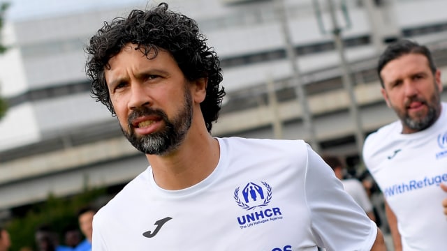Damiano Tommasi dalam sebuah pertandingan amal untuk pengungsi bersama mantan rekan setimnya di AS Roma, Vincent Candela. Foto: AFP/Tiziana Fabi