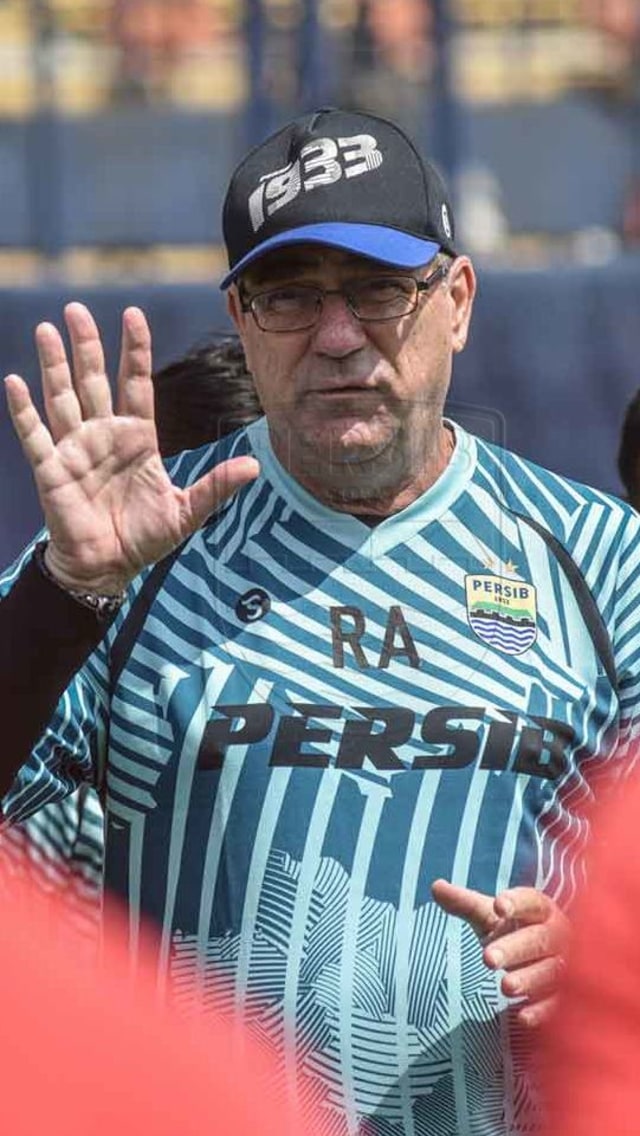 Robert Rene Alberts, pelatih Persib, saat memimpin sesi latihan.
 Foto: Dok. Media Persib