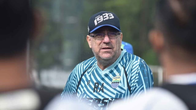 Robert Rene Alberts, pelatih Persib, saat memimpin sesi latihan.
 Foto: Dok. Media Persib