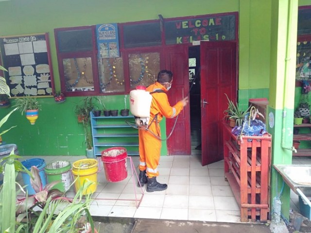  Penyemprotan disinfektan di sejumlah fasilitas umum di Kecamatan Tinggimoncong, Gowa, Sulawesi Selatan.