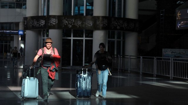 Turis Asing di Terminal Kedatangan Internasional di Bandara Internasional I Gusti Ngurah Rai Bali. Foto: ANTARA FOTO/Fikri Yusuf