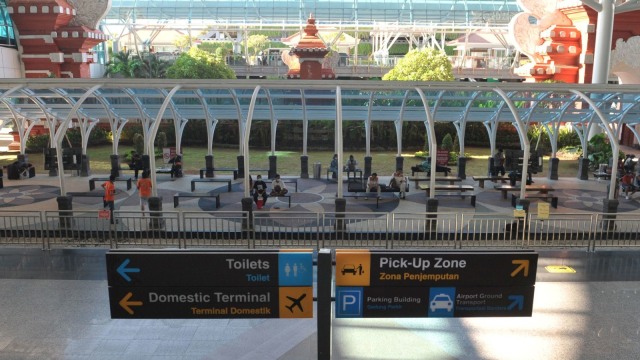 Suasana Terminal Kedatangan Internasional di Bandara Internasional I Gusti Ngurah Rai Bali. Foto: ANTARA FOTO/Fikri Yusuf