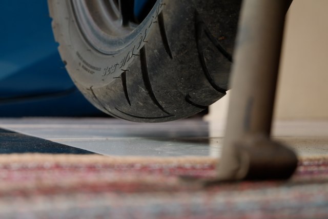 Ban belakang motor yang tidak menapak Foto: Aditya Pratama Niagara/kumparan