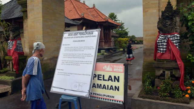 Warga saat di kawasan pintu masuk Desa Wisata Penglipuran, Bangli, Bali. Foto: ANTARA FOTO/Nyoman Hendra Wibowo