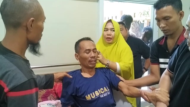 Ningsih Tinampi saat mengobati pasiennya