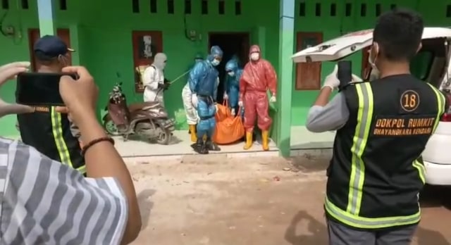 Petugas kesehatan saat mengevakusia jenazah korban. Foto: Dok.Istimewa