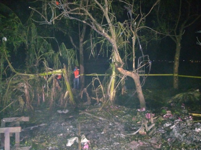 Polisi melakukan olah tempat kejadian perkara meledaknya pabrik petasan di Desa Lobener Lor, Kecamatan Jatibarang, Kabupaten Indramayu pada Sabtu (21/03/2020). (Taufik)