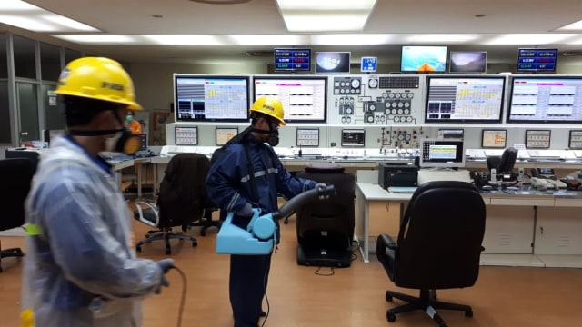 Pegawai PLN menyempro disinfektan. Foto: Dok. PLN