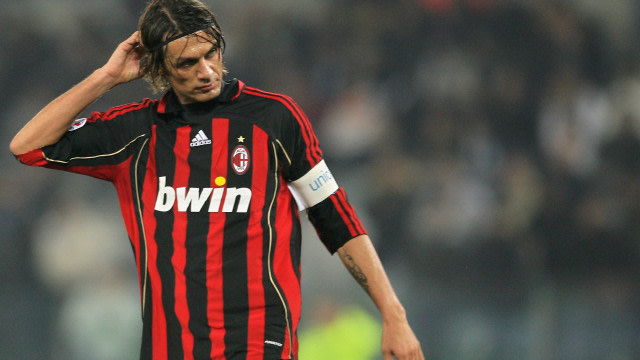 Maldini waktu membela Milan. (Foto: FILIPPO MONTEFORTE / AFP)
