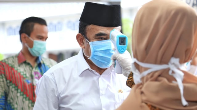Menag Fachrul Razi dites suhu tubuh. Foto: Dok. kemenag