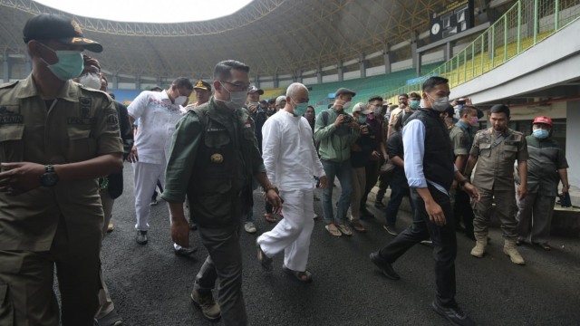Ridwan Kamil (kedua kiri) tinjau Stadion Patriot Bekasi jelang pelaksaan rapid tes virus corona. Foto: Dok. Pemprov Jabar.