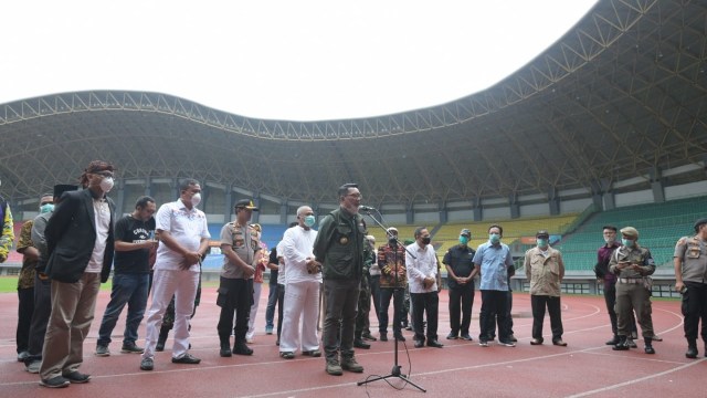 Ridwan Kamil tinjau Stadion Patriot Bekasi jelang pelaksaan rapid tes virus corona. Foto: Dok. Pemprov Jabar.