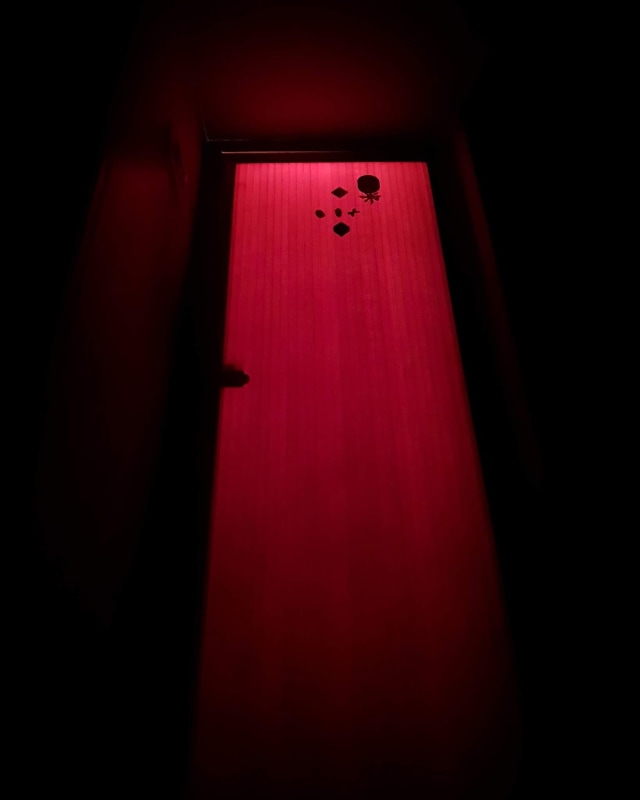 Cerita Pesugihan: Misteri Pintu Bertirai Merah di Warung Makan