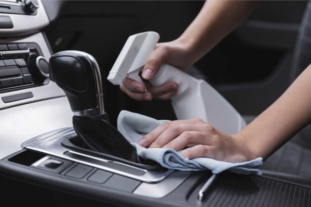 ilustrasi membersihkan kabin mobil. Foto: Dok. Volvoofdayton