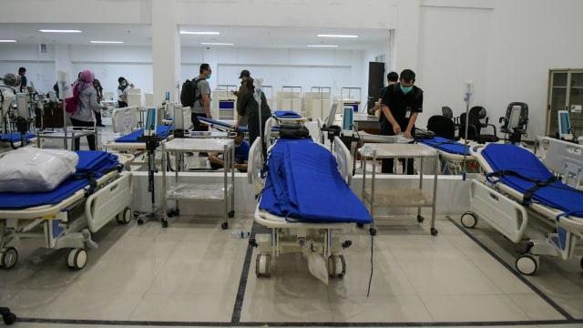 Petugas mempersiapkan alat medis di RS Darurat Covid-19, kompleks Wisma Atlet di Kemayoran, Jakarta. Foto: ANTARA FOTO/Galih Pradipta