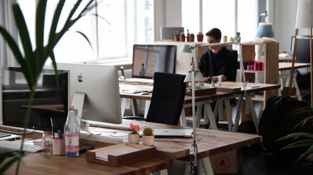 Sebelum mendirikan suatu bisnis, ada baiknya kalian memiliki pengalaman bekerja kantoran terlebih dahulu | Photo by Pexels/Marc Mueller