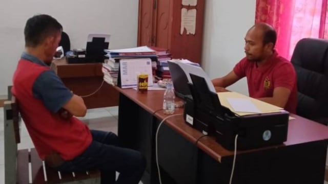 Tersangka B saat dimintai keterangan oleh polisi. Foto: Dok. Polres Mamuju Utara