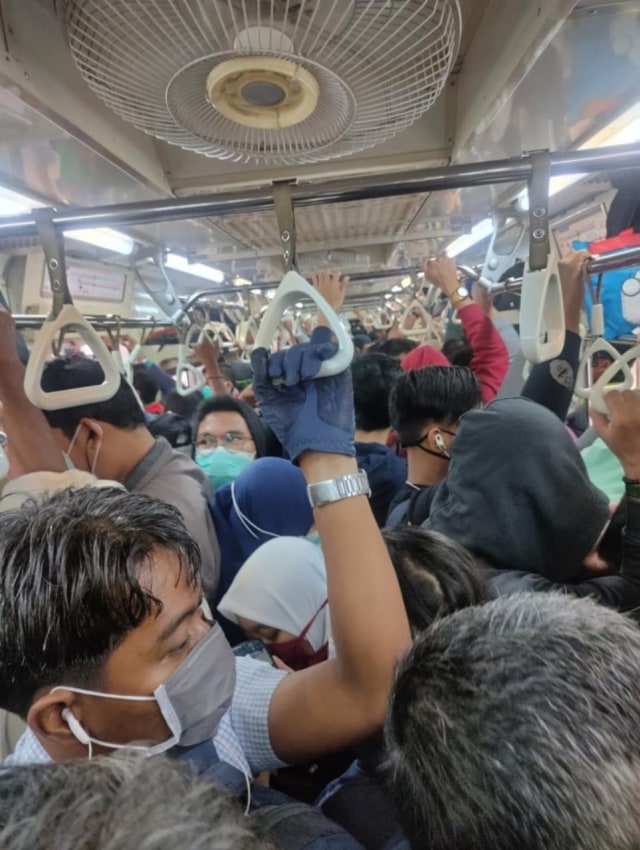 Suasana di gerbong KRL Bekasi - Jakartakota, Senin (23/3). Foto: Rocky Margiano/Pembaca kumparan