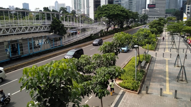 Suasana di Jalan Jenderal Sudirman Jakarta yang sepi di hari Senin (23/3). Foto: Suhada/pembaca kumparan