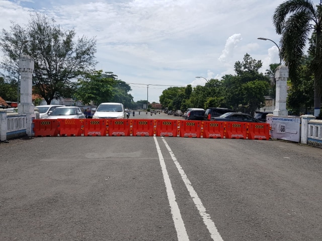 Akses menuju kawasan alun-alun Kota Tegal ditutup, Senin (23/3/2020). (Foto: Irsyam Faiz)