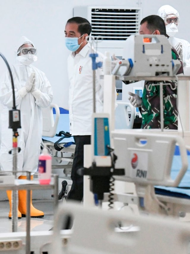 Presiden Joko Widodo tinjau Rumah Sakit Darurat COVID-19 Wisma Atlet Kemayoran. Foto: Antara/Hafidz Mubarak A