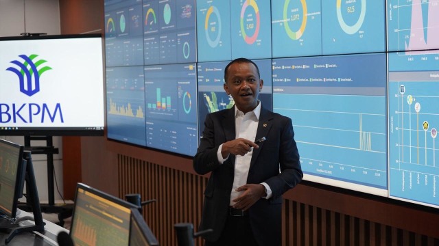 Kepala BKPM Bahlil Lahadalia meluncurkan Command Center atau Pusat Komando Operasi dan Pengawalan Investasi (KOPI) di kantor BKPM, Jakarta, Senin (23/3). Foto: Dok. BKPM