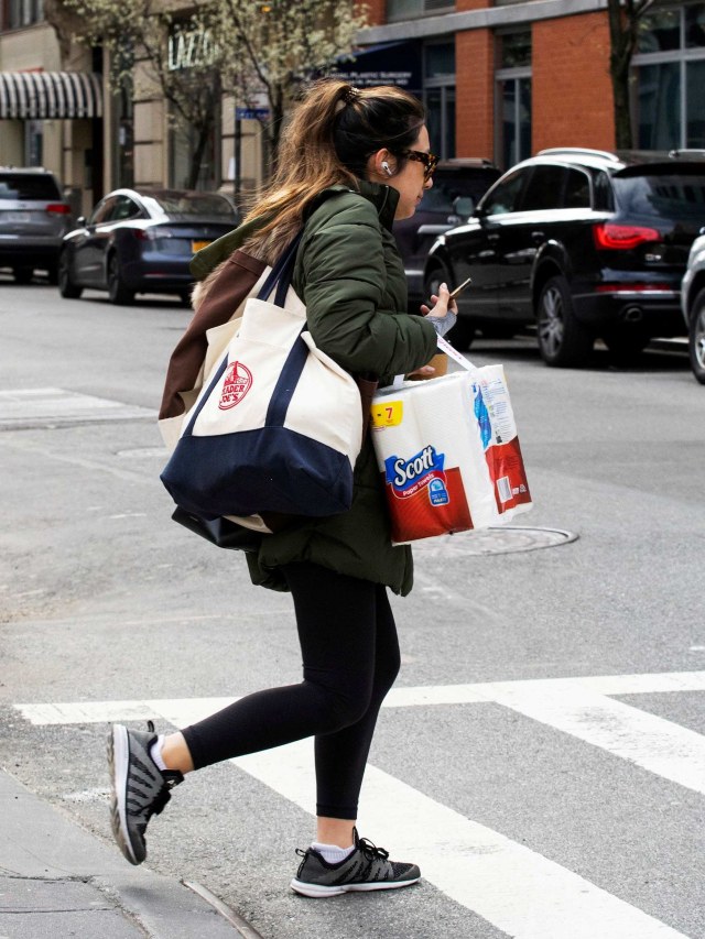 Warga New York, Amerika Serikat berjalan tanpa masker saat kota tersebut sedang lockdown. Foto: REUTERS / Eduardo Munoz