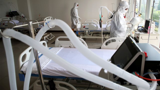Petugas medis memeriksa kesiapan alat di ruang ICU Rumah Sakit Darurat Penanganan COVID-19 Wisma Atlet Kemayoran, Jakarta, Senin (23/3). Foto: ANTARA FOTO/Kompas/Heru Sri Kumoro