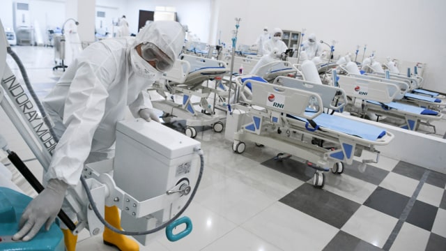 Ilustrasi petugas kesehatan di ruang IGD Rumah Sakit Darurat Penanganan COVID-19 Wisma Atlet Kemayoran, Jakarta, Senin (23/3). Foto: ANTARA FOTO/Hafidz Mubarak A