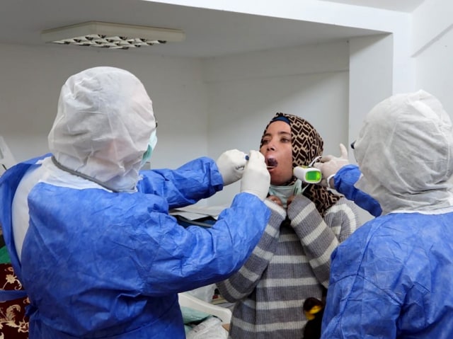 Pemeriksaan virus corona terhadap pengungsi Suriah di Turki.  Foto: AFP/Birol Bebek