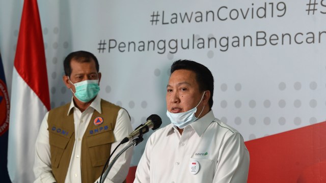 Kepala Badan Nasional Penanggulangan Bencana (BNPB) Doni Monardo (kiri) mendampingi Presiden Direktur PT Adaro Energy Tbk Garibaldi Thohir. Foto: ANTARA FOTO/Aditya Pradana Putra