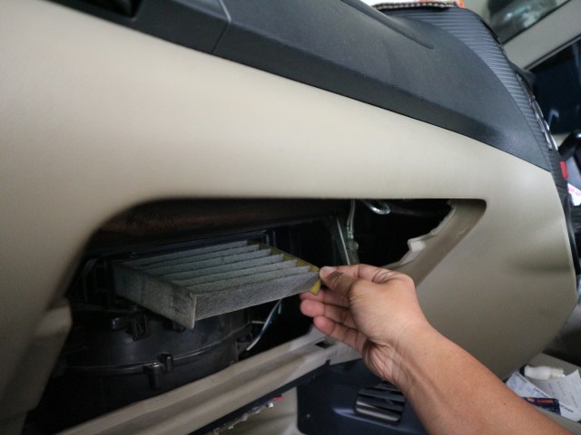 Membersihkan saluran udara AC mobil sendiri. Foto: Ghulam Muhammad Nayazri