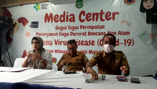 Juru Bicara Gugus Tugas Penanganan Corona Maluku Utara saat konferensi pers pada Senin (23/03/2020). Foto: Rizal Syam/cermat