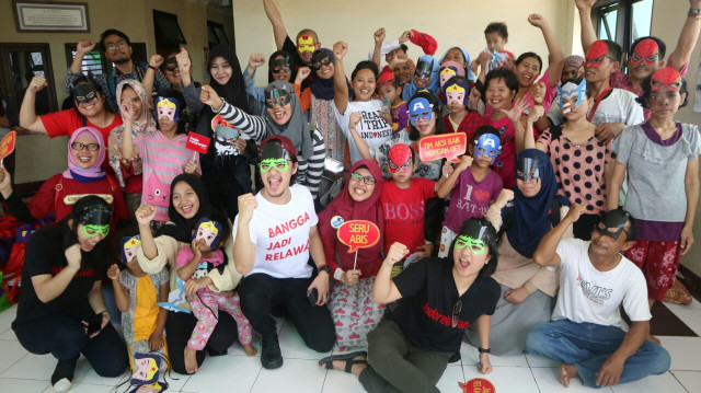 Komunitas Taufan membagikan kebahagiaan kepada anak-anak penderita kanker. Foto: Andriana