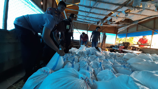 Gabungan kepolisian dari Polres Gorontalo dan Polsek Telaga, menyita 5.100 liter minuman keras (Miras) jenis cap tikus, Senin (23/3). Foto: Dok banthayo.id (Wawan Akuba)
