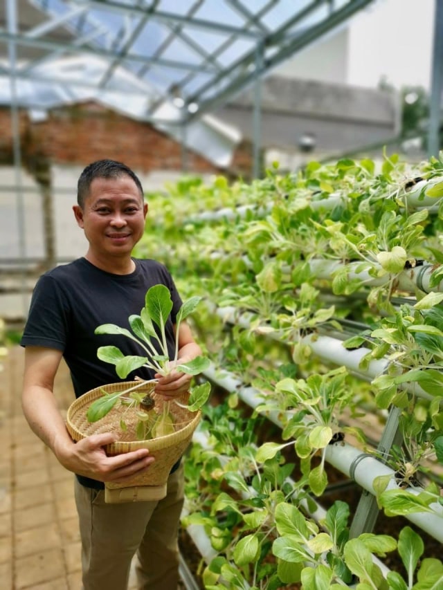Eks Menteri ESDM Ignasius Jonan isi waktu WFH dengan mengurus sayuran hidroponik Foto: Dok. Ignasius Jonan