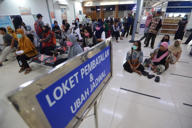 Sejumlah warga menunggu giliran pengurusan pembatalan tiket perjalanan kereta api di loket pelayanan Stasiun Pasar Senen, Jakarta, Senin (23/3). Foto: ANTARA FOTO/Aditya Pradana Putra