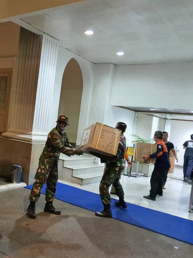 Pemprov DKI Jakarta terima rapid test dan masker. Foto: Instagram/@aniesbaswedan
