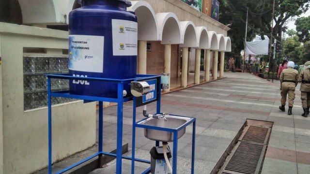 Sebuah wastafel dipasang di area Alun-alun Kota Bandung, Senin (23/3) (Foto: Assyifa/bandungkiwari.com)