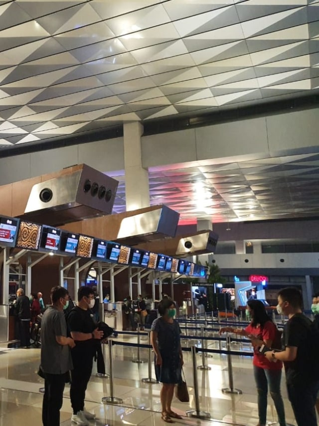 Sejumlah penumpang di Bandara Soekarno-Hatta, Cengkareng, Senin (23/3).  Foto: Dok. Angkasa Pura 2