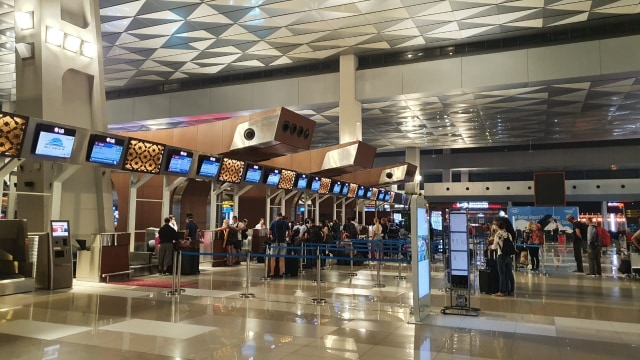 Sejumlah penumpang di Bandara Soekarno-Hatta, Cengkareng, Senin (23/3).  Foto: Dok. Angkasa Pura 2