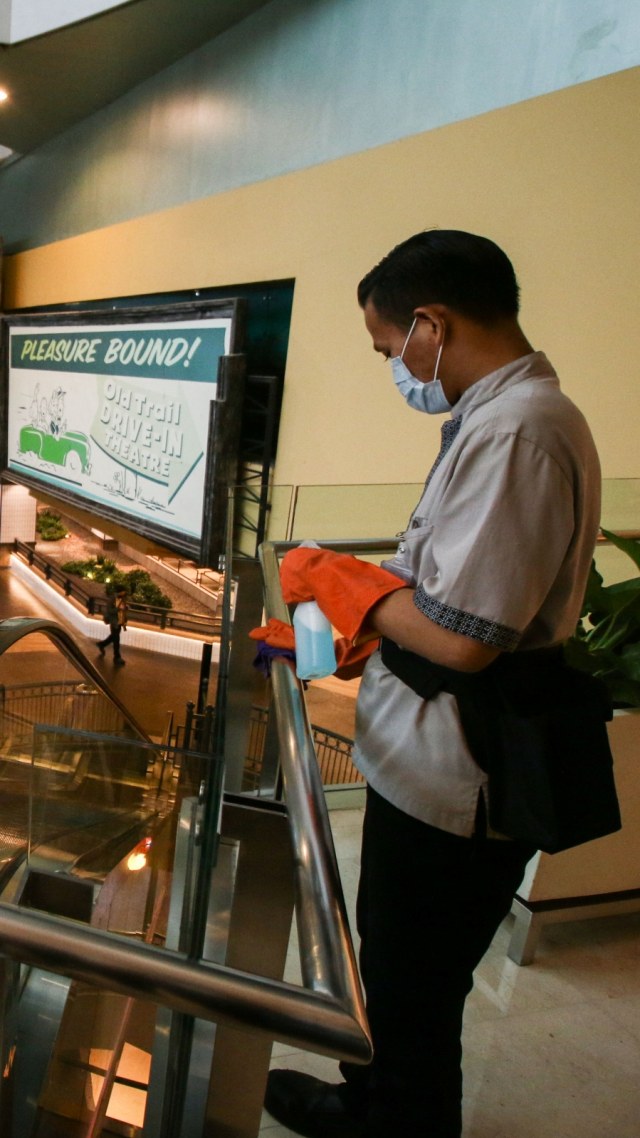Pekerja membersihkan salah satu area pusat perbelanjaan di Grand Indonesia, Jakarta, Senin (23/3 Foto: ANTARA FOTO/Rivan Awal Lingga
