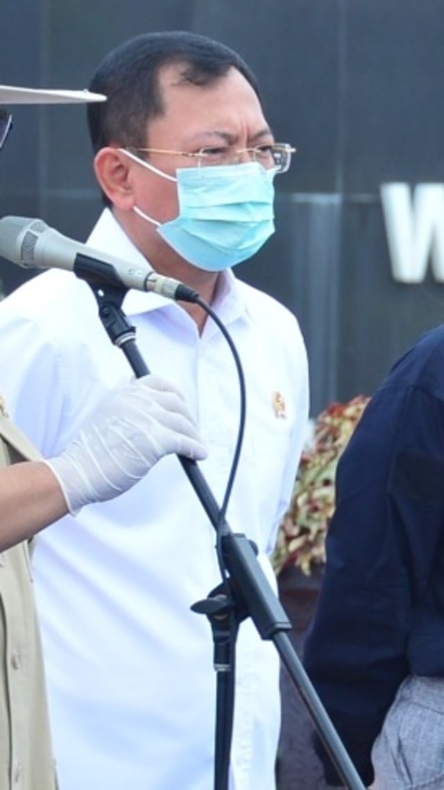 Menteri Kesehatan Terawan memakai masker saat mendampingi Menteri Pertahanan Prabowo Subianto terima alat kesehatan dari China.  Foto: Dok. TNI AU