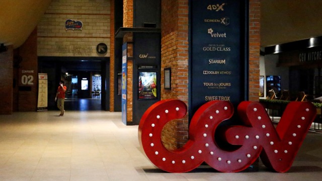 Suasana bioskop CGV yang tutup di Grand Indonesia, Jakarta, Senin (23/3). Foto: REUTERS/Ajeng Dinar Ulfiana