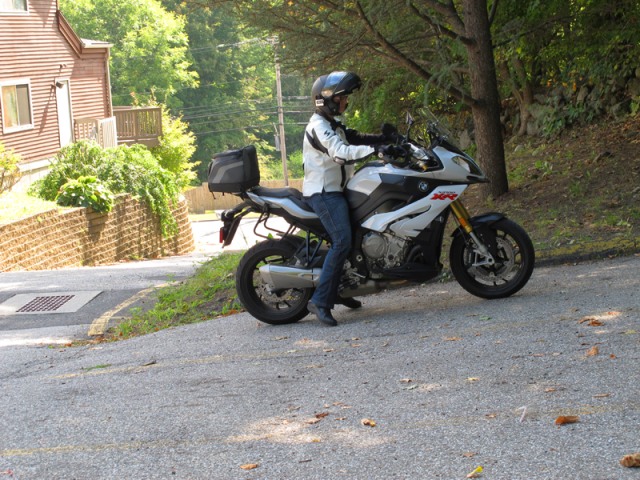 Ilustrasi menanjak dengan motor kopling Foto: dok. womenridersnow