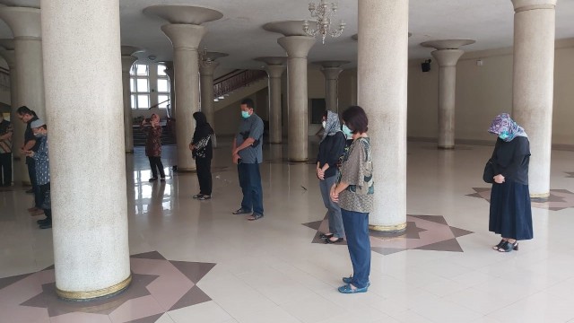 Sejumlah civitas UGM dan perwakilan keluarga pun melakukan doa bersama dan upacara penghormatan di Balairung UGM.
 Foto:  Dok. UGM