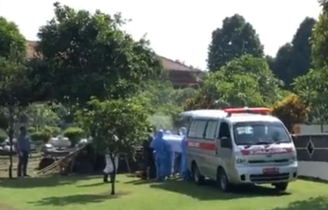 Tangkapan layar live streaming pemakaman Guru Besar UGM yang positif corona di Pemakaman Sawit Sari, Selasa (24/3/2020). Foto: Instagram/@ugm.yogyakarta