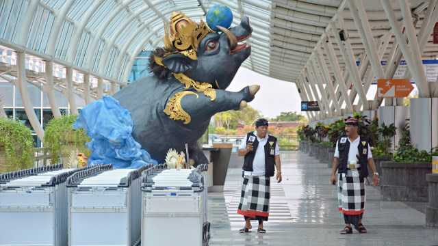 Pecalang atau petugas pengamanan adat Bali memantau situasi saat Hari Raya Nyepi Tahun Saka 1941 di kawasan Terminal Internasional Bandara Internasional I Gusti Ngurah Rai, Bali. Foto: Antara/Fikri Yusuf