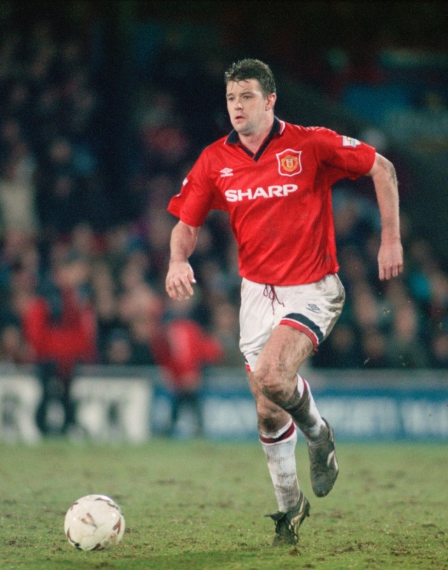 Bek Manchester United, Gary Pallister, dalam pertandingan Premier League 1994/95 menghadapi Wimbledon di Selhurst Park, London. Foto: Getty Images/Mike Hewitt