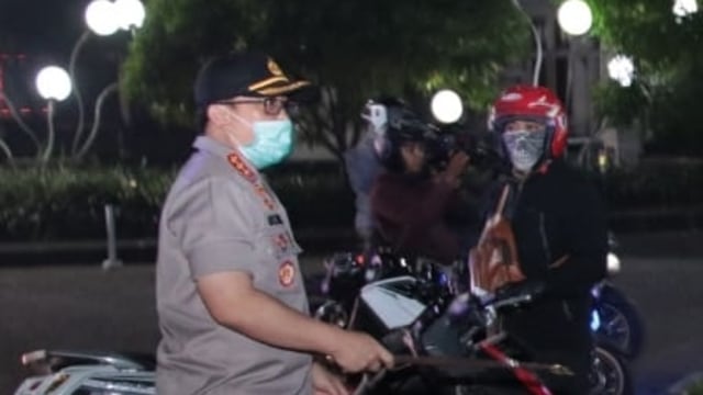 Kapolrestabes Bandung Kombes Ulung Sampurna saat patroli menyusuri sejumlah ruas jalan di Kota Bandung. Foto: Dok. Humas Polrestabes Bandung